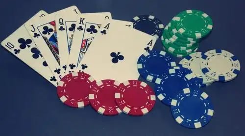 Struktur tier VIP dengan manfaat yang meningkat untuk setiap level keanggotaan Panel tier VIP menampilkan level Bronze hingga Diamond dengan manfaat progresif